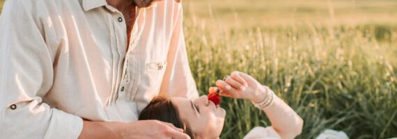 דייט עם מגש פירות רומנטי פרי גנך